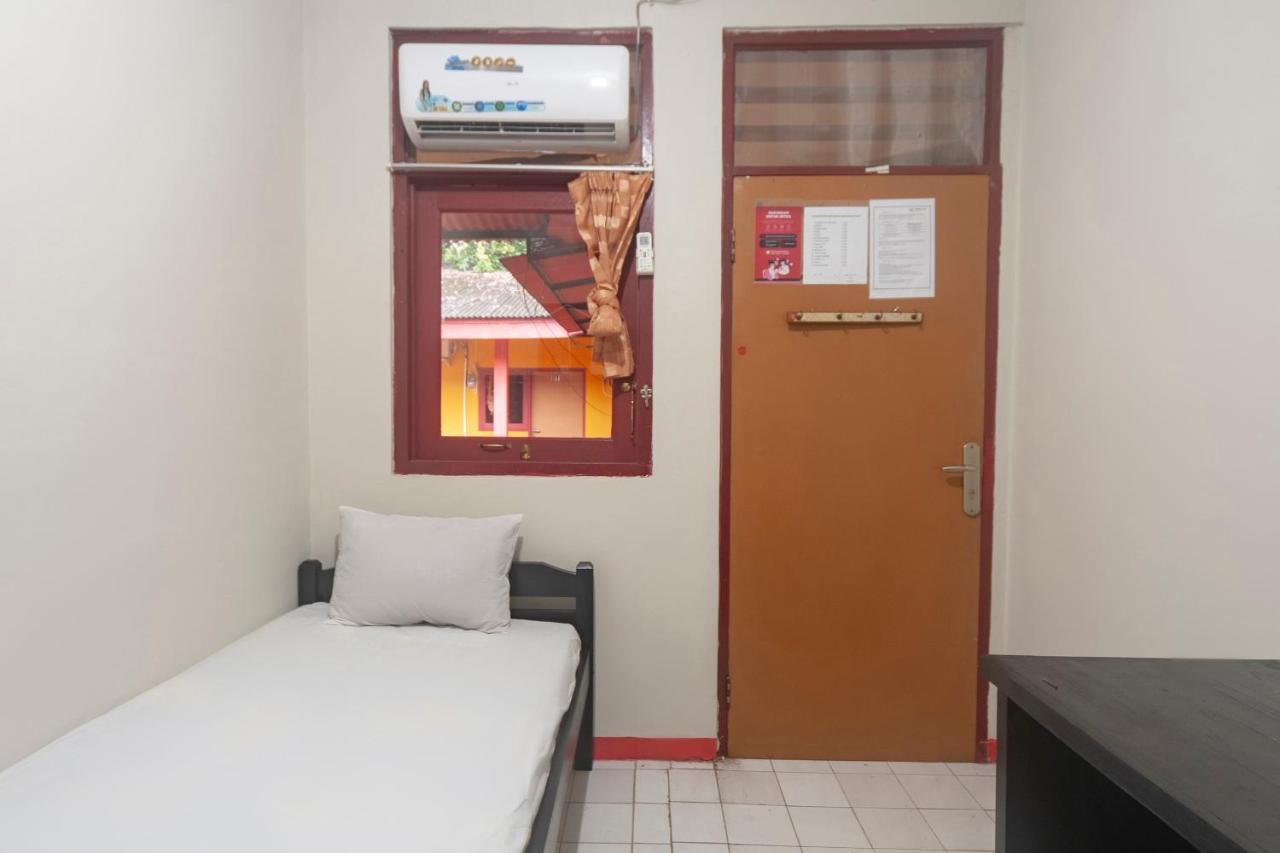 Oyo Life 3034 Taman Melati Hotel Depok Exterior foto