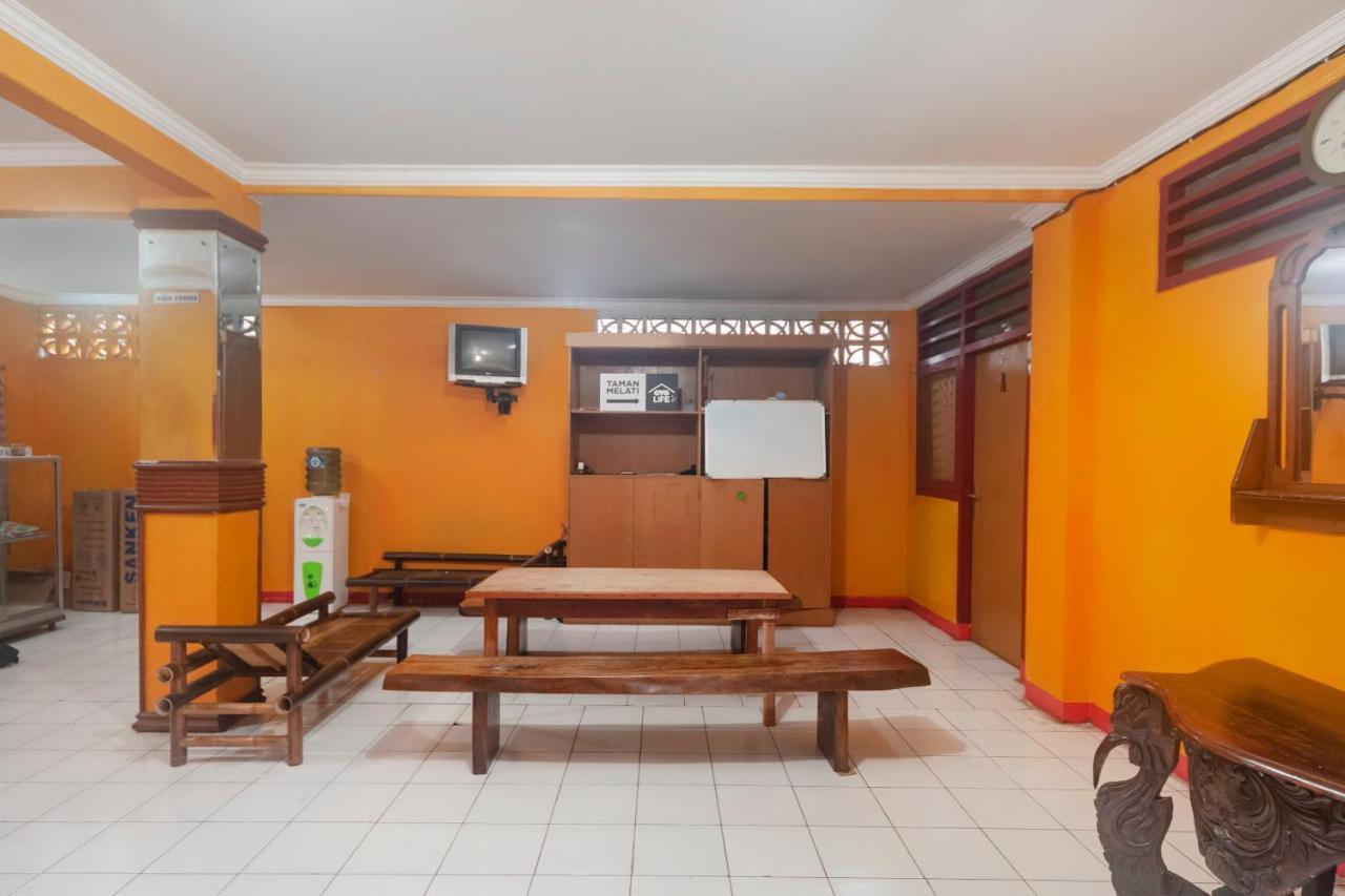 Oyo Life 3034 Taman Melati Hotel Depok Exterior foto